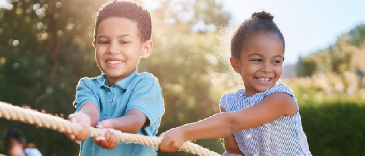 2 children pulling a rope
