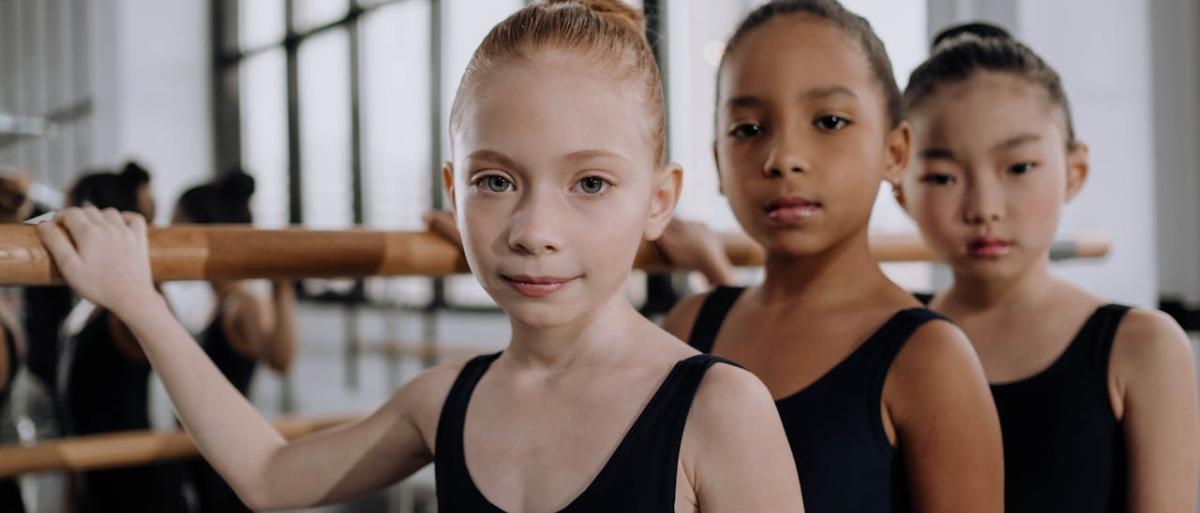 3 children dancing Ballet