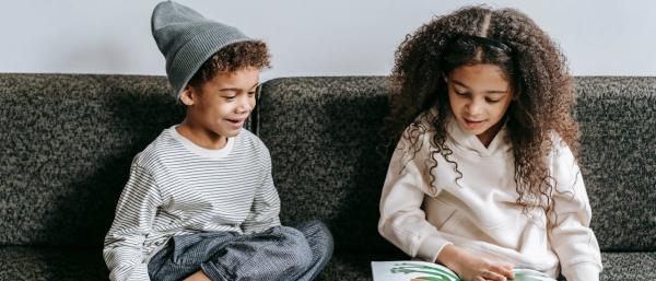 2 children reading a book