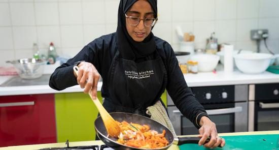 Nutrition Kitchen course trainer doing a cooking demonstration